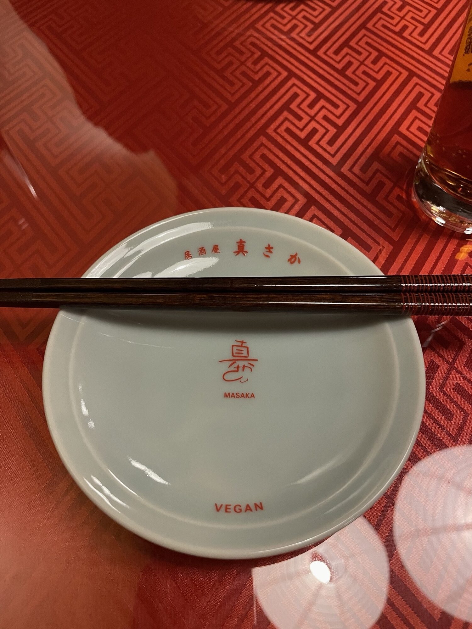 Masaka Vegan Teller mit Stäbchen auf rotem Tisch