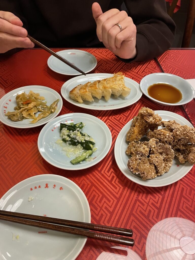 Vegane Izakaya-Gerichte im Masaka Shibuya: Karaage, Gyoza und Beilagen von oben