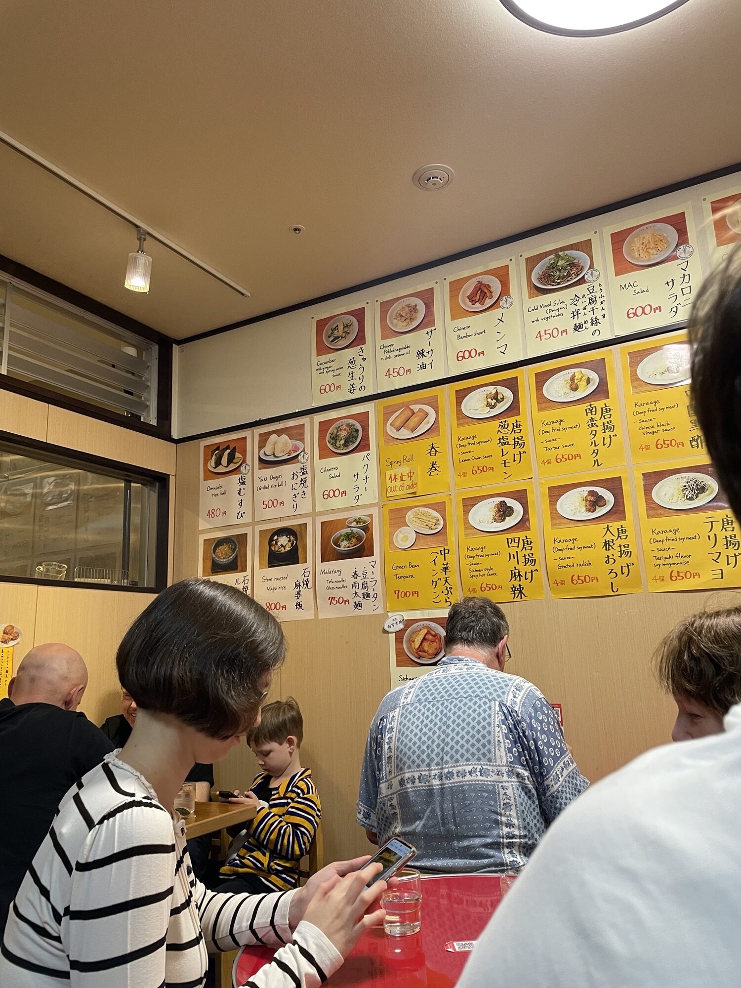 Speisekarten-Wand im Vegan Izakaya Masaka mit allen Gerichten und Preisen