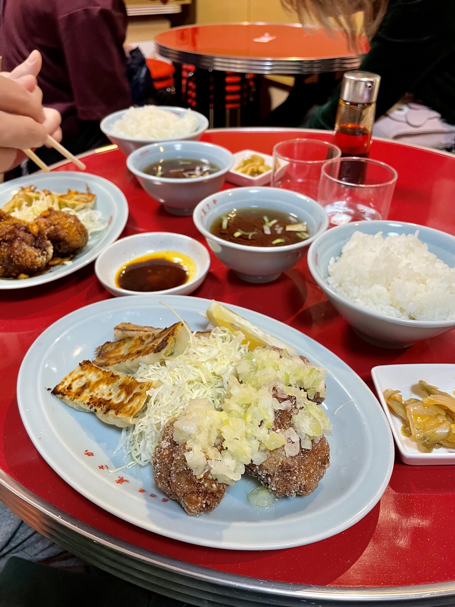 Mittagsset im Masaka: Karaage mit Daikon, Gyoza, Reis und Misosuppe