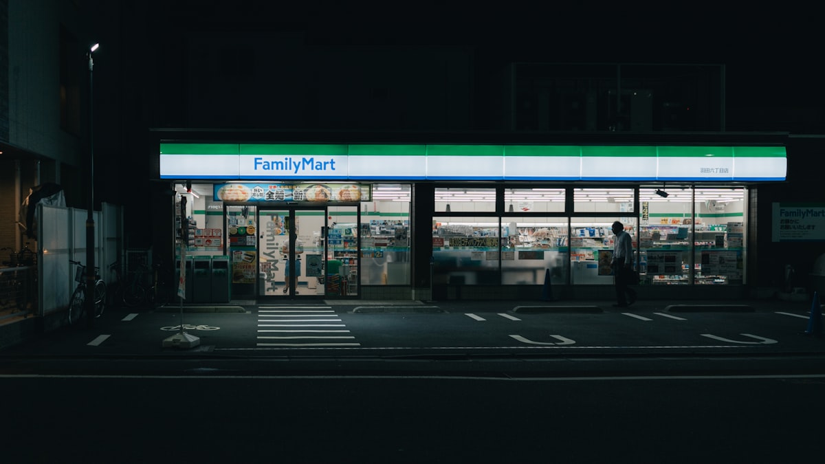 FamilyMart Convenience Store in Japan bei Nacht