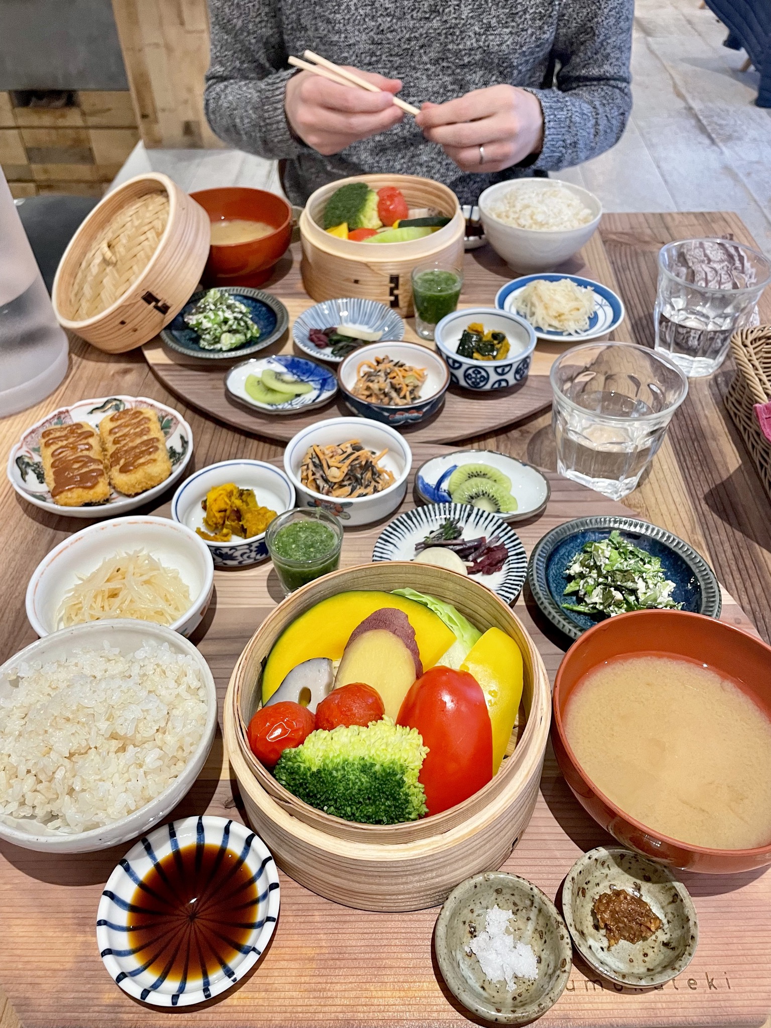 Veganer Tisch bei mumokuteki Kyoto mit Bambusdämpfer