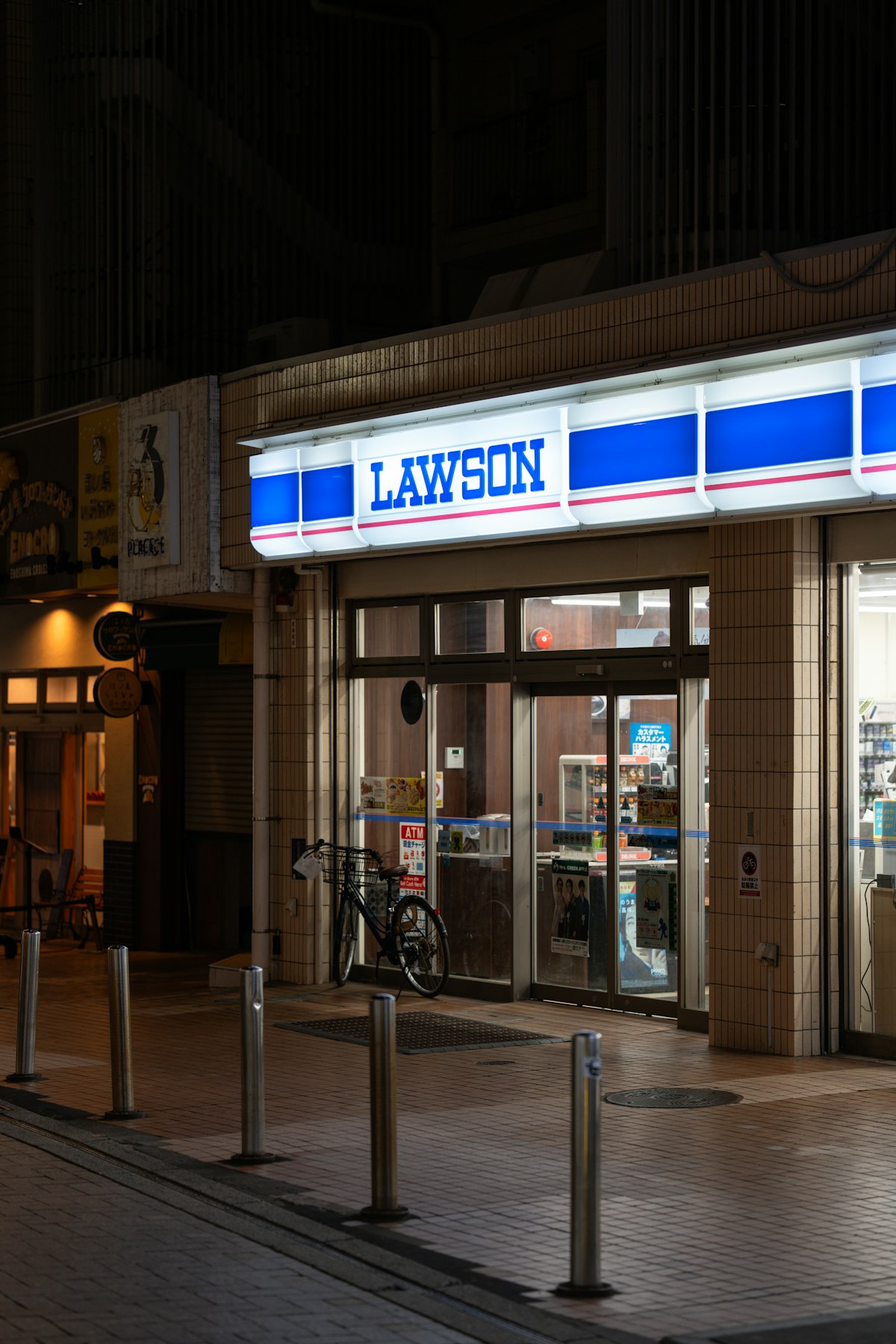 Lawson Convenience Store in Japan bei Nacht