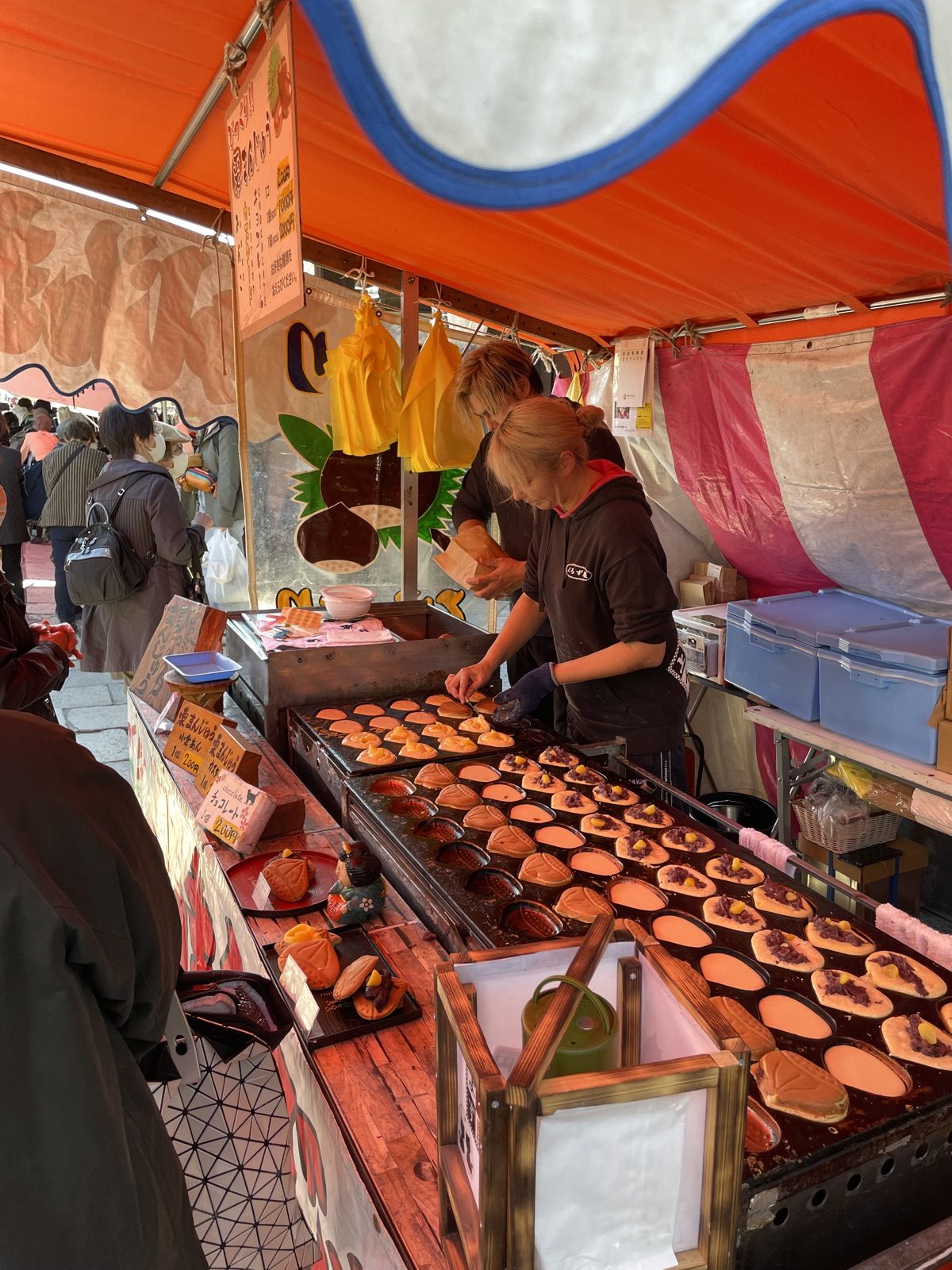 Food stall baking filled cakes at the Kobo-san flea market at Toji in Kyoto
